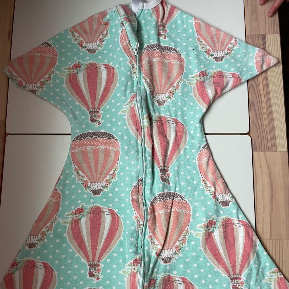 Zipadee Zip swaddle for baby with hot air balloons. Size Small 4-8 months